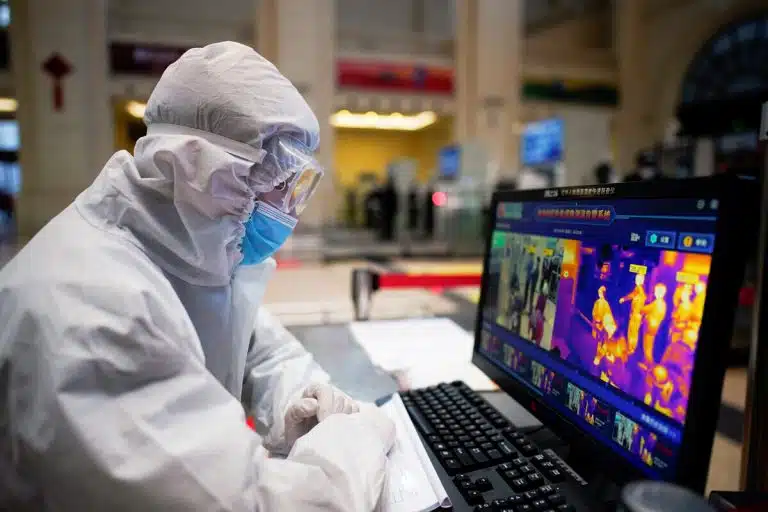 Cada vez más lejos de conocer el origen del coronavirus: la investigación está parada y los científicos advierten que las huellas se están borrando