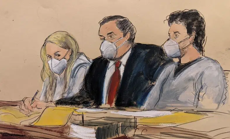 En este boceto de la sala del tribunal, el abogado Sam Enzer, al centro, se sienta entre Heather Morgan, a la izquierda, y su esposo, Ilya "Dutch" Lichtenstein, en un tribunal federal el martes 8 de febrero de 2022 en Nueva York. La pareja está acusada de conspirar para lavar miles de millones de dólares en criptomonedas robadas del hackeo de una casa de cambio virtual en 2016. Elizabeth Williams-AP