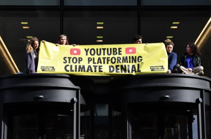 Una nueva narrativa que niega la crisis climática se está apoderando de YouTube
Los discursos sobre negación climática han cambiado su narrativa para evadir las prohibiciones de monetización en plataformas como YouTube.