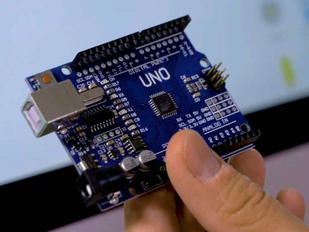 Más de 35 millones de personas en todo el mundo usan Arduino para crear aplicaciones de robótica y todo tipo de software en código abierto. Dos décadas después de su fundación, Arduino pasa a ser propiedad de Qualcomm